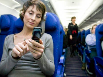 Usando el móvil en el avión
