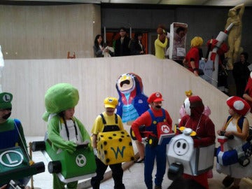Universitarios disfrazados celebrando el fin de estudios