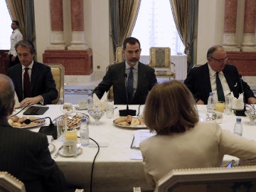 El Rey Felipe VI, junto al ministro de Fomento, durante su visita a Arabia Saudí
