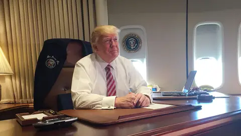 Trump en el avión presidencial Donald Trump