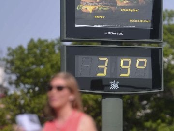 Un termómetro en la vía pública Un termómetro en la vía pública