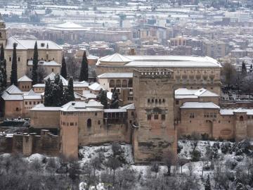 Vista general de la Alhambra de Granada nevada