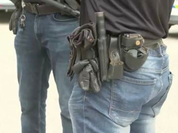 Policías con pantalones vaqueros por falta de uniformes.