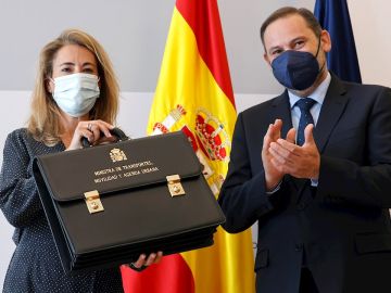 La nueva ministra de Transporte, Movilidad y Agenda Urbana, Raquel Sánchez (i), asume el cargo y recibe la cartera de manos de su antecesor, José Luis Ábalos (d), con muchos retos pendiente, entre los que destaca la regulación de los alquileres, la financiación de las autovías y la Ley de Movilidad Sostenible, entre otros