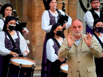 El cocinero José Andrés, al frente de la World Central Kitchen, posa para los medios a su llegada este martes a Oviedo donde el viernes recibirá el Premio Princesa de Asturias de Cooperación Internacional 2021