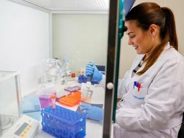 Una técnico realiza un análisis de un fármaco contra el cáncer en un laboratorio