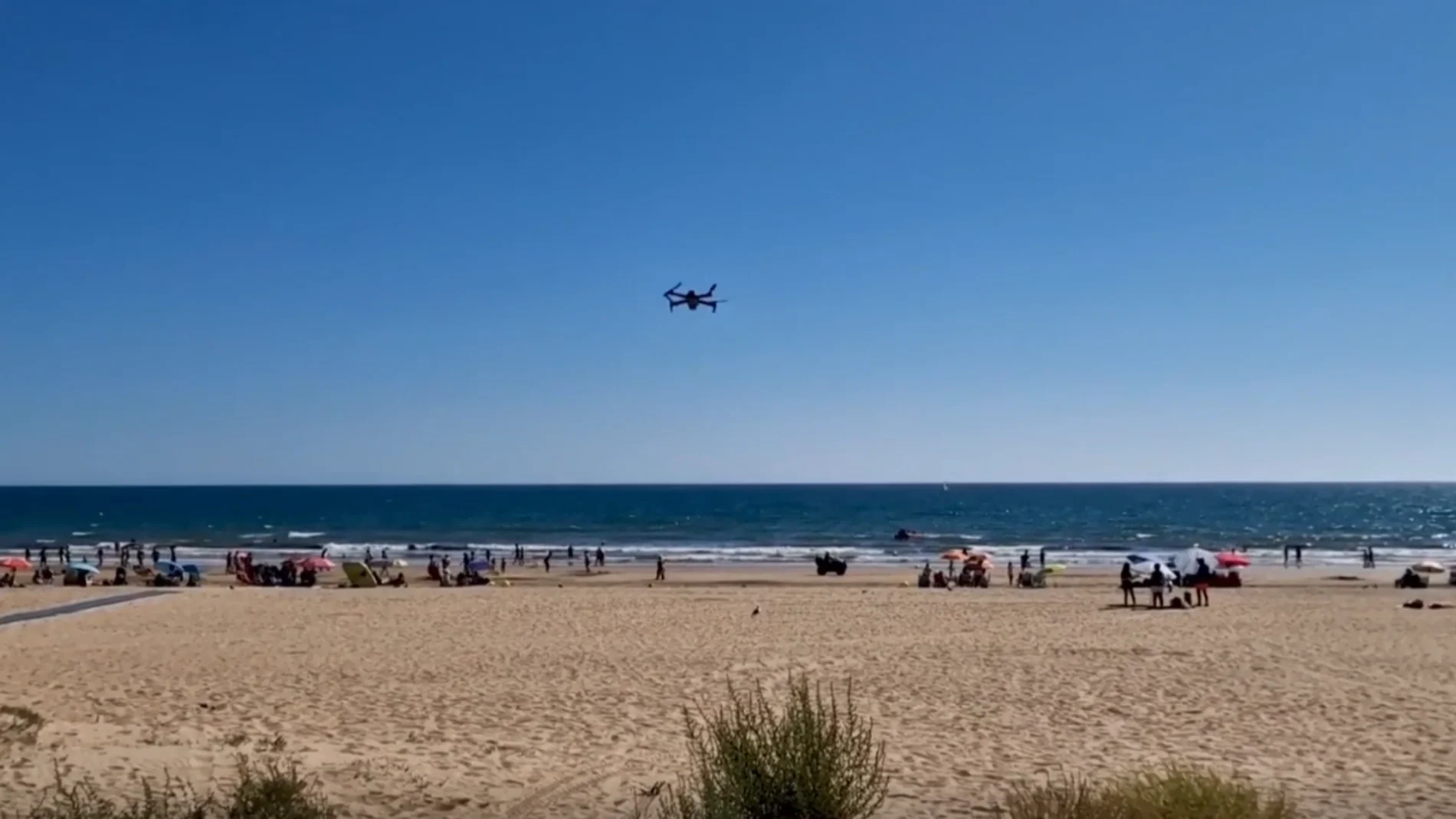 Un dron vigilando la playa de Punta Umbría, en Huelva Un dron vigilando la playa de Punta Umbría, en Huelva