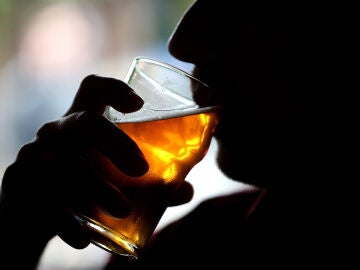 Una persona bebe un vaso de cerveza 