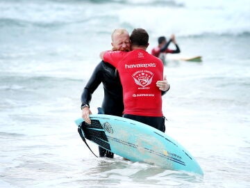 El surfista Blake Johnston es felicitado tras batir el récord del mundo