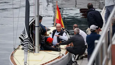 El rey emérito Juan Carlos I, después de subirse a una embarcación en el puerto de Sanxenxo, Pontevedra El rey emérito Juan Carlos I, después de subirse a una embarcación en el puerto de Sanxenxo, Pontevedra