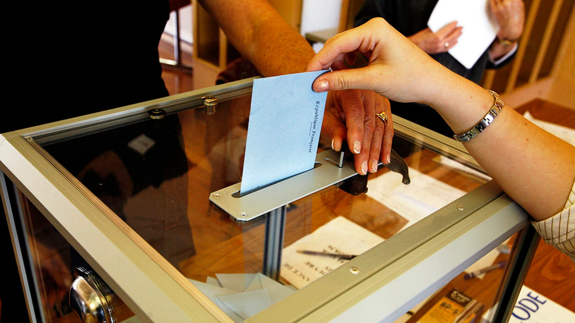 Urna con votos Urna con votos