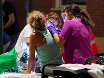 Sanitarios atienden a los afectados por la fuerte explosión de gas