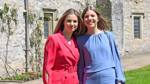 La princesa Leonor, junto a su hermana, en su graduación en Gales La princesa Leonor, junto a su hermana, en su graduación en Gales