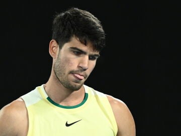 Carlos Alcaraz, contrariado en el partido ante Alexander Zverev en el Open de Australia Carlos Alcaraz, contrariado en el partido ante Alexander Zverev en el Open de Australia