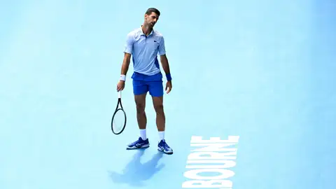 Novak Djokovic se lamenta durante su partido ante Jannik Sinner en el Open de Australia Novak Djokovic se lamenta durante su partido ante Jannik Sinner en el Open de Australia