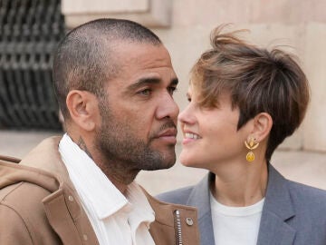 Dani Alves junto a su abogada Inés Guardiola