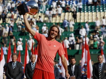 Stefanos Tsitsipas levanta el trofeo del Masters de Montecarlo, el tercero de su carrera (2021, 2022 y 2024) Stefanos Tsitsipas levanta el trofeo del Masters de Montecarlo, el tercero de su carrera (2021, 2022 y 2024)