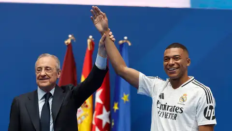 Kylian Mbappé junto a Florentino Pérez en el Bernabéu Kylian Mbappé junto a Florentino Pérez en el Bernabéu