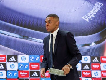 Kylian Mbappé durante la rueda de prensa en el Santiago Bernabéu en el día de su presentación
