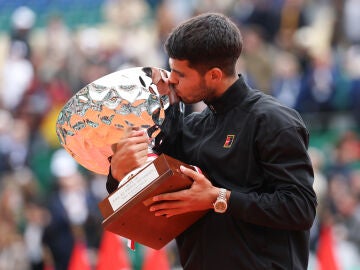 Carlos Alcaraz posa con el trofeo del Masters 1000 de Montecarlo Carlos Alcaraz posa con el trofeo del Masters 1000 de Montecarlo