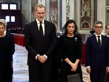 Felipe VI y doña Letizia, junto al féretro del papa Francisco