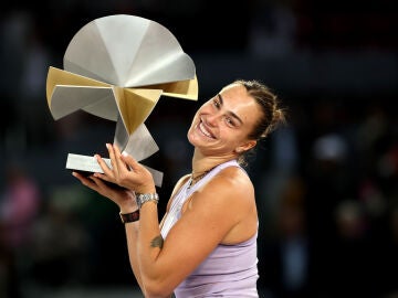 Sabalenka levanta el trofeo de campeona en Madrid Sabalenka levanta el trofeo de campeona en Madrid