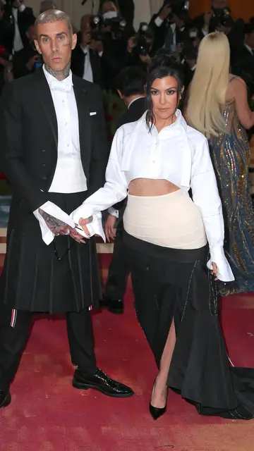 Kourtney Kardashian y Travis Barker en la Met Gala 2022 Kourtney Kardashian y Travis Barker en la Met Gala 2022