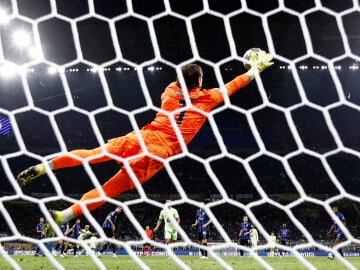 Yann Sommer detiene un lanzamiento de Lamine Yamal