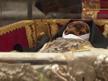 Histórica imagen del cuerpo momificado de Santa Teresa abierto al público en Salamanca