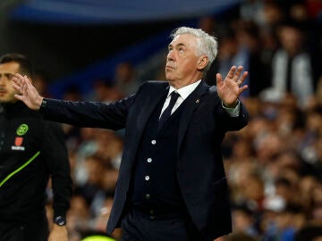 Carlo Ancelotti gesticula anoche en el Santiago Bernabéu