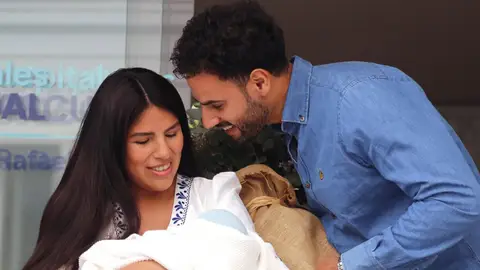 Isa Pantoja y Asraf Beno posan por primera vez con su hijo Isa Pantoja y Asraf Beno posan por primera vez con su hijo