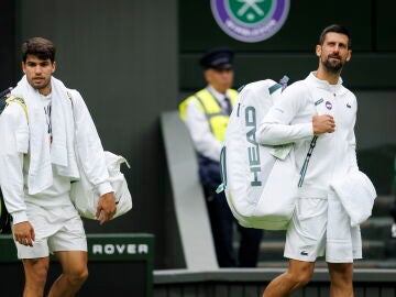  Alcaraz y Djokovic, antes de su entrenamiento en la central de Wimbledon