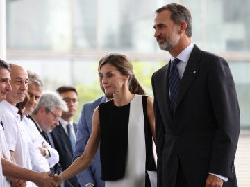 Los Reyes visitan a los heridos del atentado de Las Ramblas en el Hospital del Mar