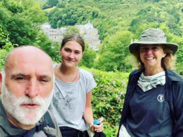 El chef José Andrés hace el Camino de Santiago con su familia