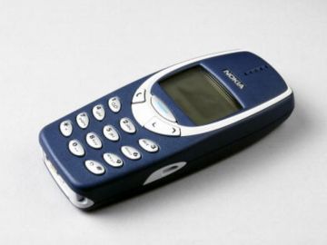 Operan de urgencia a un hombre que se había tragado un teléfono móvil Nokia 3310