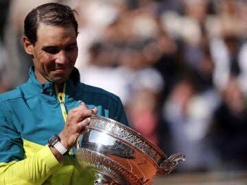 Nadal, con su último trofeo de Roland Garros