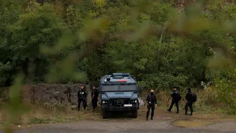 Policía de Kosovo cerca de la frontera con Serbia Policía de Kosovo cerca de la frontera con Serbia
