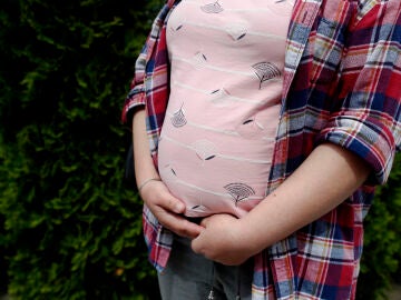 Mujer con un vientre de alquiler de gestación subrogada