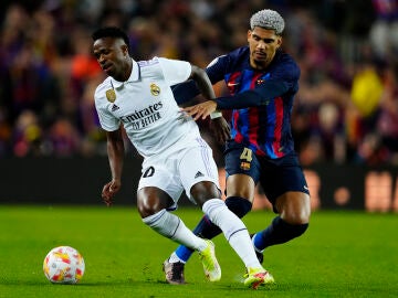 Vinicius y Araujo, en acción en el Camp Nou