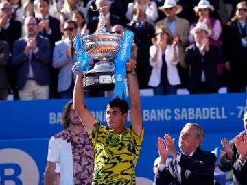 Alcaraz levanta su segundo Trofeo Conde de Godó Alcaraz levanta su segundo Trofeo Conde de Godó