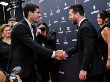 Carlos Alcaraz y Leo Messi saludándose en los premios Laureus Carlos Alcaraz y Leo Messi saludándose en los premios Laureus