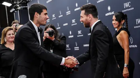 Carlos Alcaraz y Leo Messi saludándose en los premios Laureus Carlos Alcaraz y Leo Messi saludándose en los premios Laureus