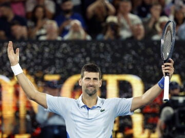 Novak Djokovic celebra su victoria ante Mannarino en el Open de Australia