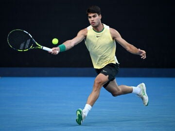 Carlos Alcaraz golpeando una derecha en su partido ante Kecmanovic en el Open de Australia Carlos Alcaraz golpeando una derecha en su partido ante Kecmanovic en el Open de Australia