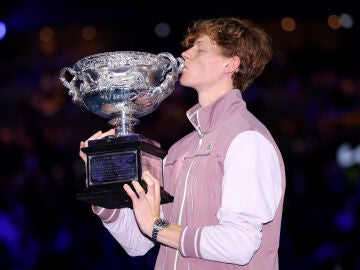 Jannik Sinner posa con el trofeo del Open de Australia Jannik Sinner posa con el trofeo del Open de Australia