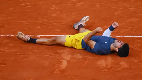Carlos Alcaraz celebra tras proclamarse campeón de Roland Garros Carlos Alcaraz celebra tras proclamarse campeón de Roland Garros