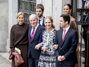 El rey emérito junto a sus hijas Cristina y Elena y sus nietos