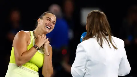 Sabalenka concede una entrevista en plena pista tras ganar a Sabalenka Sabalenka concede una entrevista en plena pista tras ganar a Sabalenka