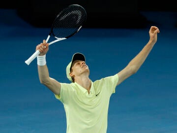 Jannik Sinner celebra el titulo en la Rod Laver Arena Jannik Sinner celebra el titulo en la Rod Laver Arena