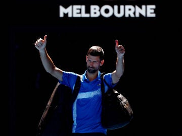 Novak Djokovic se despide de la Rod Laver Arena tras retirarse ante Zverev Novak Djokovic se despide de la Rod Laver Arena tras retirarse ante Zverev